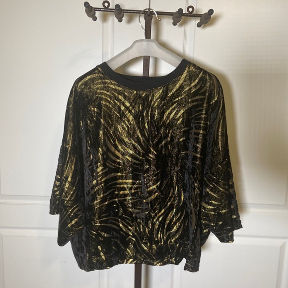 Unique over size fuzzy black and gold top - Picture 3 of 6
